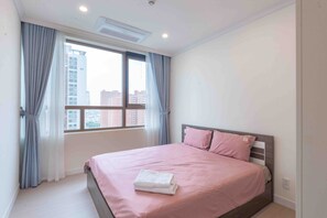Deluxe appartement, 3 slaapkamers, balkon, uitzicht op de stad | Een minibar, een bureau, een laptopwerkplek, verduisterende gordijnen