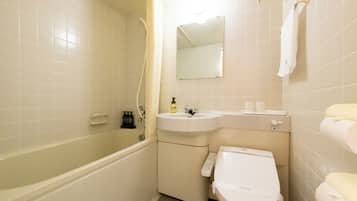 Habitación básica con 2 camas individuales, para no fumadores, vista al jardín | Baño | Tina con regadera, secadora de cabello, pantuflas, toallas