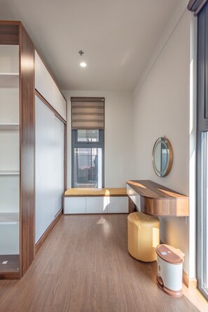 Appartement Deluxe, 3 chambres, balcon, vue ville | Bureau, espace de travail pour ordinateur portable, rideaux occultants