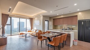 华丽公寓, 3 间卧室, 阳台, 城市景观 | 起居区 | 42-英寸智能电视（配备有线频道）