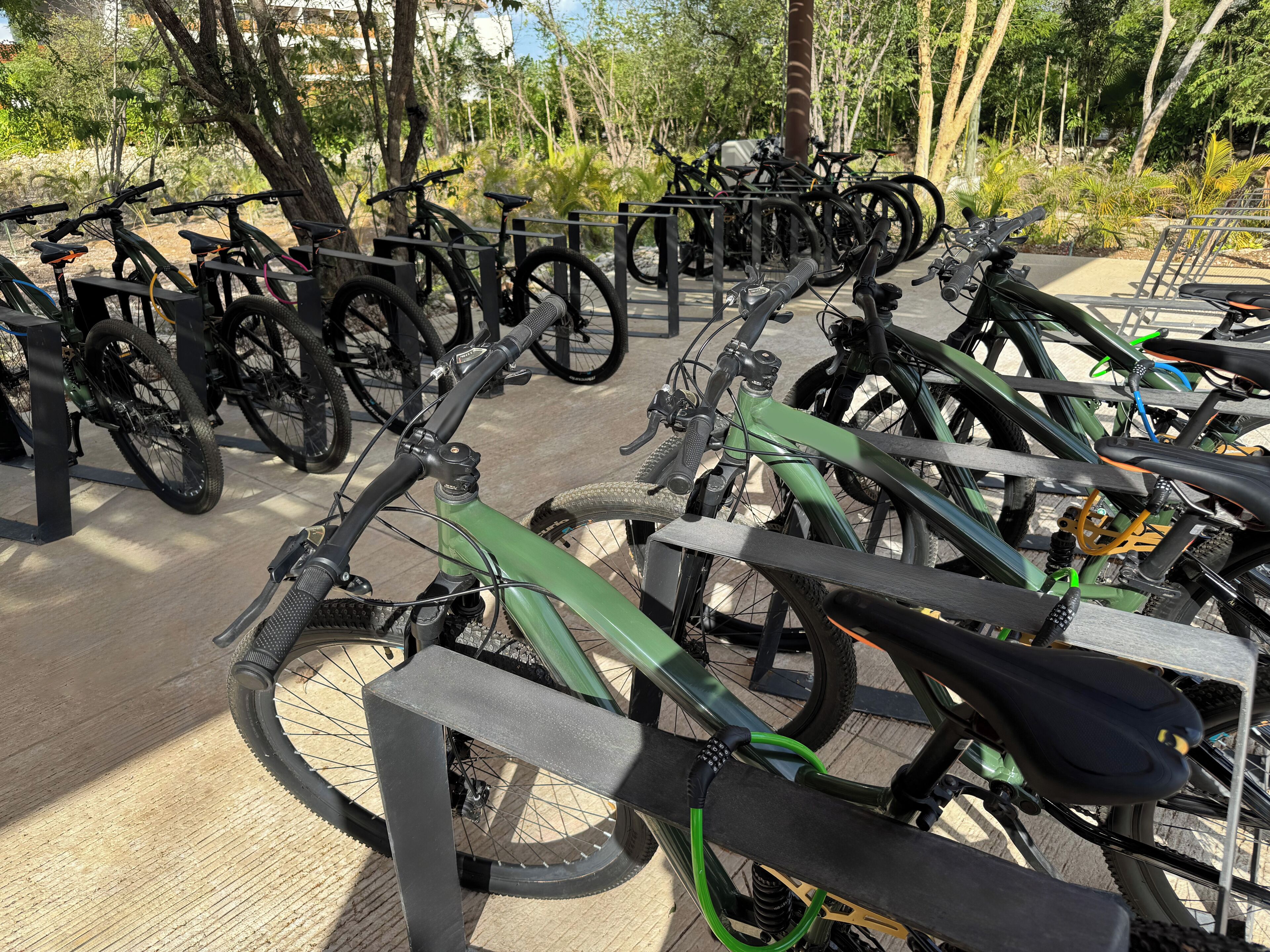 Un aparcamiento para bicicletas con varias unidades aseguradas a una estructura.
