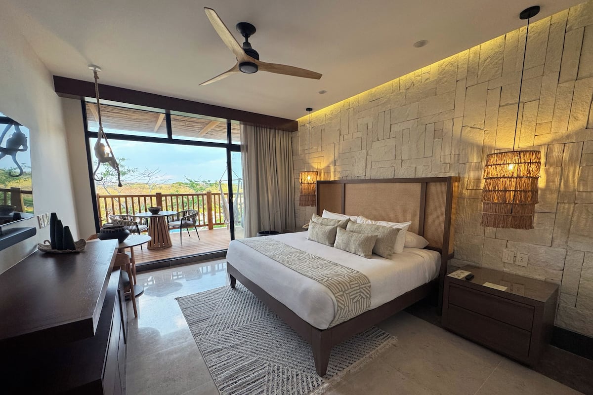 Standard Room, Balcony, Garden View | Premium bedding, down comforters, in-room safe, desk