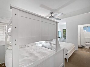 4 bedrooms, iron/ironing board, WiFi, bed sheets