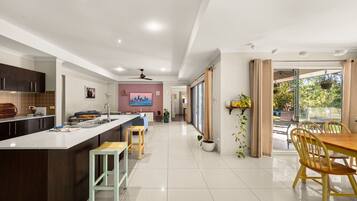 Geladeira, micro-ondas, fogão, cooktop