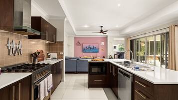 Geladeira, micro-ondas, fogão, cooktop