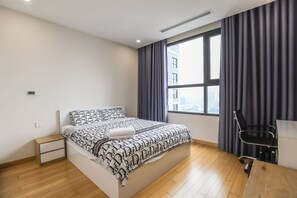 Appartement Deluxe, 3 chambres, balcon, vue sur la ville | Bureau, espace de travail pour ordinateurs portables