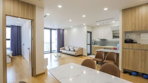 Eine moderne Wohnung mit Essbereich, Küche und Wohnbereich.