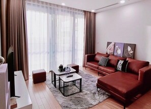 Appartement Deluxe, 2 chambres, balcon, vue sur la cour intérieure | Aire de séjour | Téléviseur connecté de 42 po avec télévision par câble