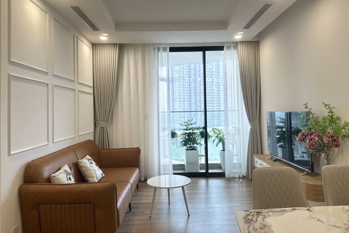 ซูพีเรียอพาร์ทเมนท์, 2 ห้องนอน, ห้องครัว, วิวเมือง | บริเวณนั่งเล่น | สมาร์ททีวี 42 นิ้ว พร้อมช่องเคเบิล