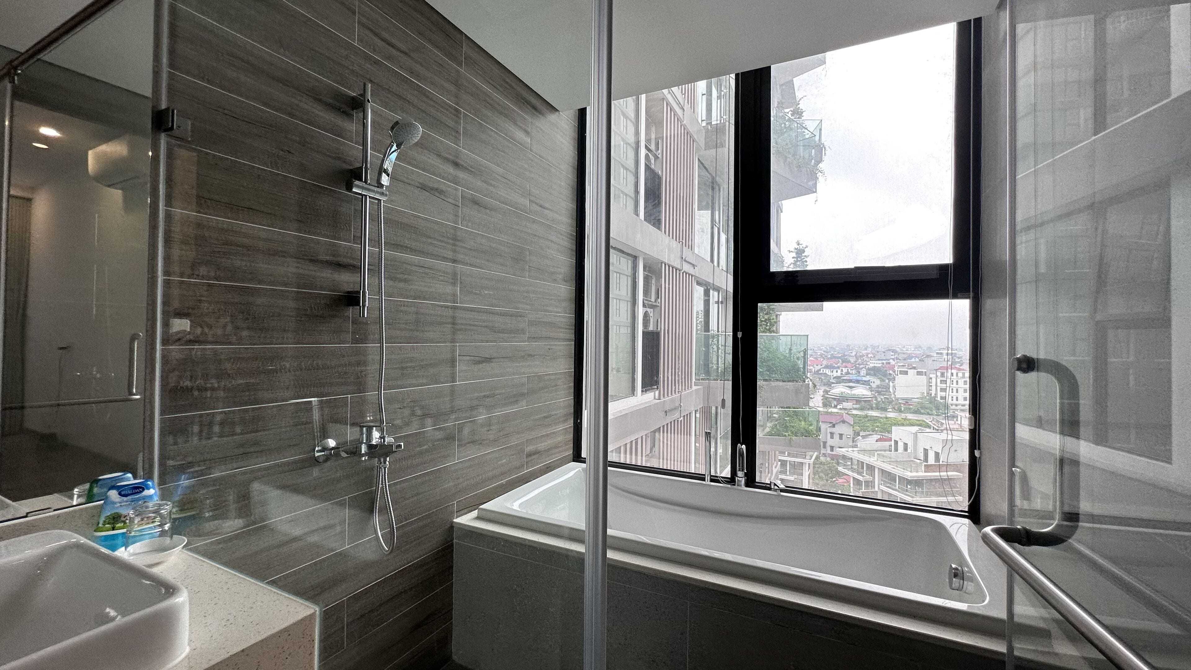 Superior-Apartment, 2 Schlafzimmer, Küche, Stadtblick | Badezimmer | Handtücher, Toilettenpapier