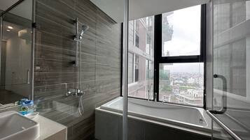 Superior-Apartment, 2 Schlafzimmer, Küche, Stadtblick | Badezimmer | Handtücher, Toilettenpapier