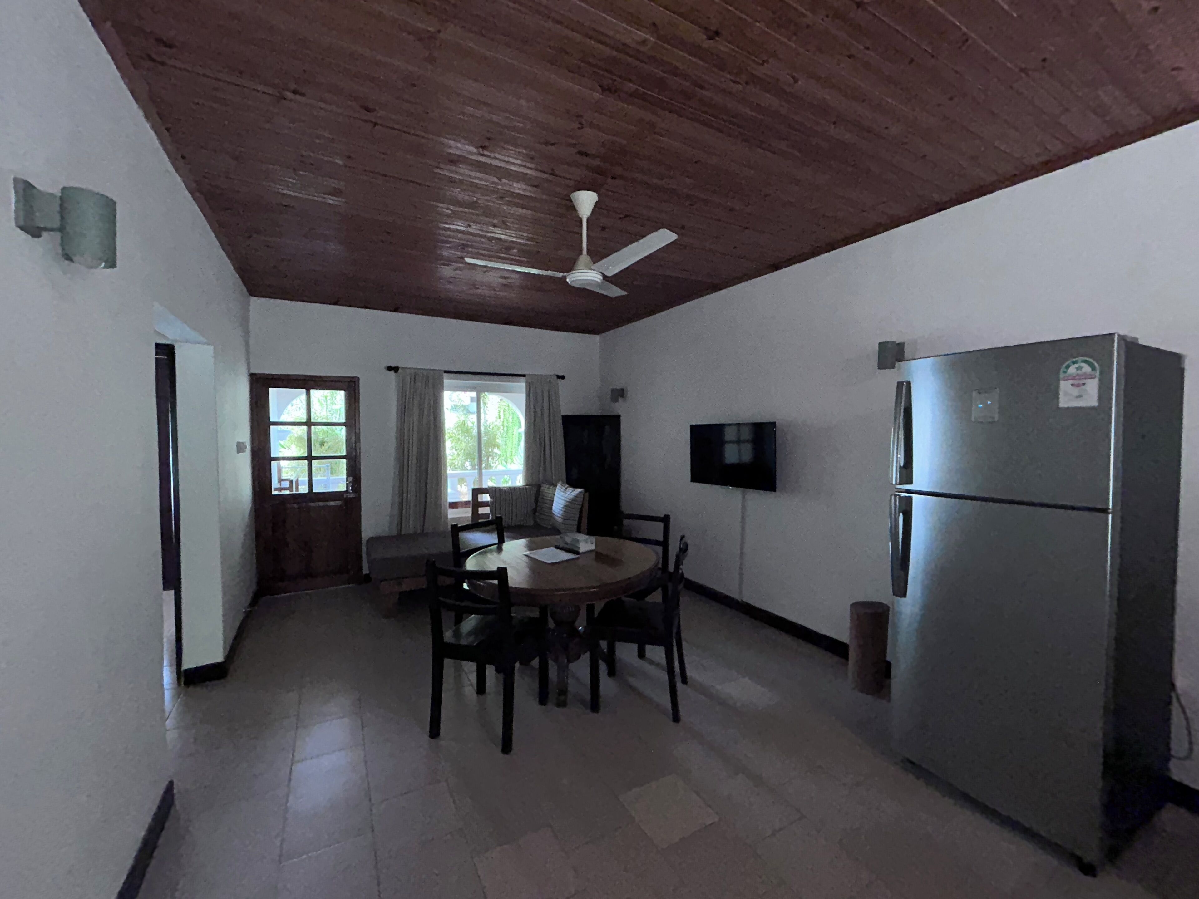 ベーシック アパートメント 2 ベッドルーム ガーデン | リビング エリア | テレビ