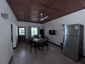 Eenvoudig appartement, 2 slaapkamers, aan tuin | Woonruimte | Televisie