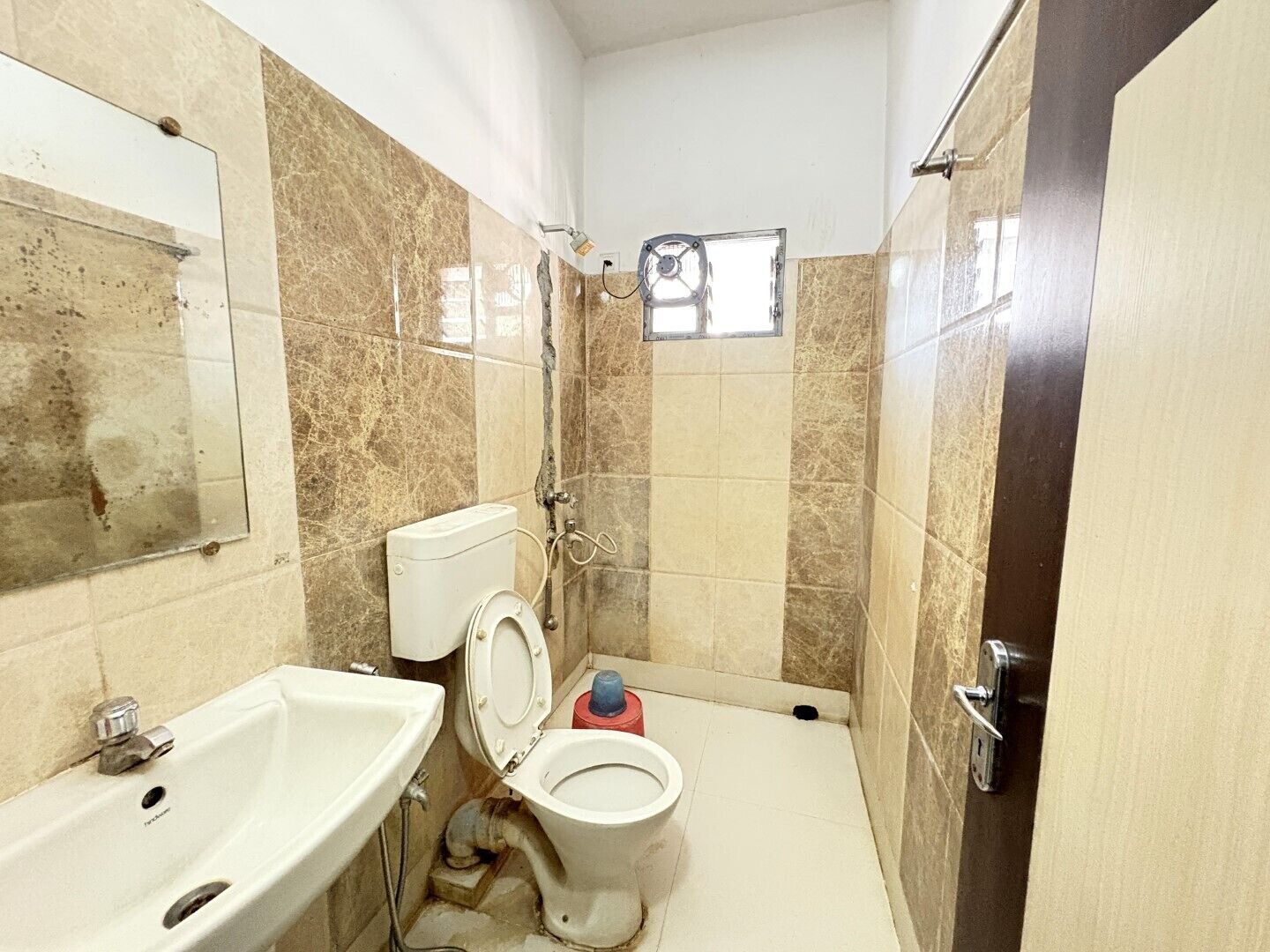 Deluxe Double Room | Bathroom | Shower, rainfall showerhead, towels