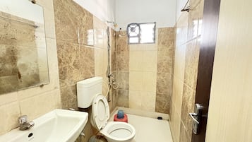 Deluxe Double Room | Bathroom | Shower, rainfall showerhead, towels