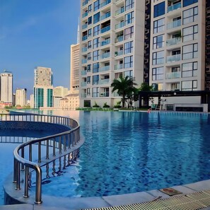 Outdoor pool - Vinhomes Skylake by Emily in Town (Hanoi)