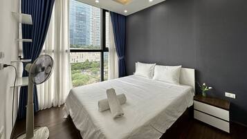 Departamento superior, 3 habitaciones, cocina, vista a la ciudad | Escritorio, espacio para trabajar con laptop y cortinas blackout