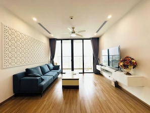 Superior Apartment, 4 Bedrooms, Kitchen, City View | Bathroom | Hair dryer, towels, toilet paper - Vinhomes Skylake by Emily in Town (Hanoi)