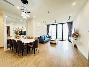 Superior-Apartment, 4 Schlafzimmer, Küche, Stadtblick | Wohnbereich