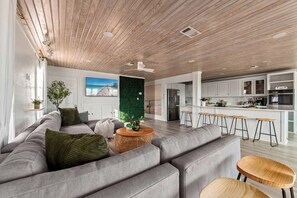 Smart TV, videogiochi, tavolo da ping pong, libri