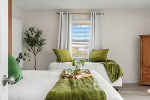 7 habitaciones, tabla de planchar con plancha y cuna de viaje 