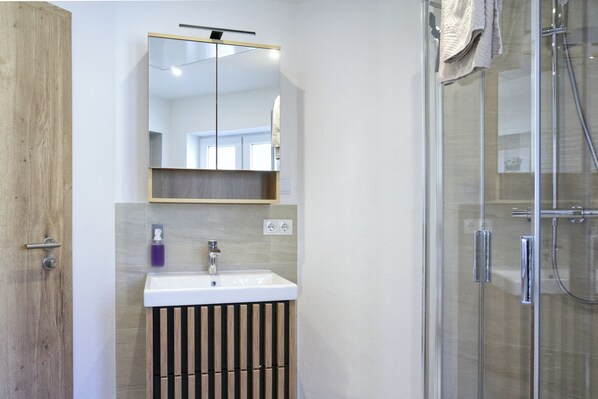 Dusj, hårføner og håndklær