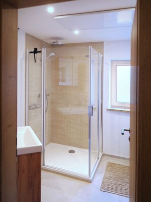 Dusj, hårføner og håndklær