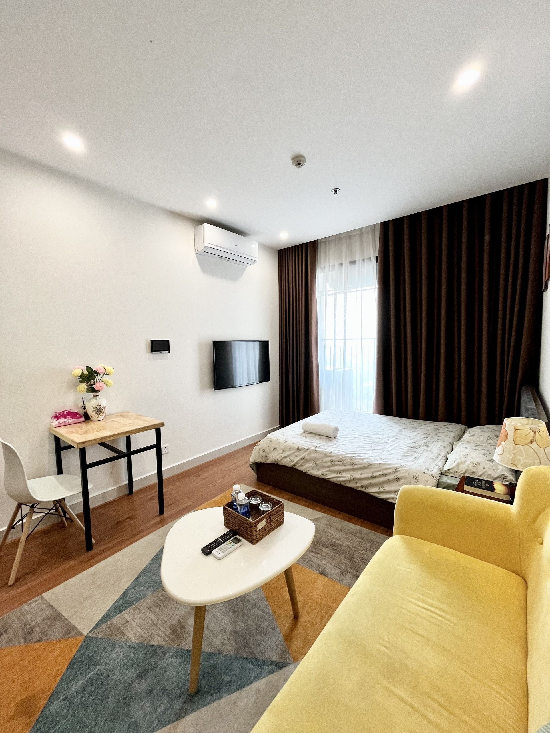 Superior-Studio, 1 Queen-Bett, Küche, Stadtblick | Schreibtisch, laptopgeeigneter Arbeitsplatz, Verdunkelungsvorhänge