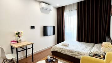 Superior-Studio, 1 Queen-Bett, Küche, Stadtblick | Schreibtisch, laptopgeeigneter Arbeitsplatz, Verdunkelungsvorhänge