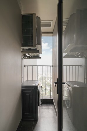 Superior Apartment, 2 Bedrooms, Kitchen, City View | Bathroom | Combined shower/tub, towels, toilet paper