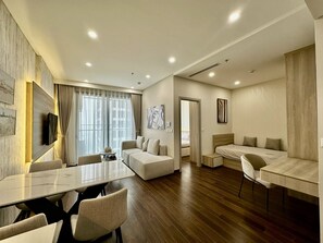 Departamento Deluxe, 1 habitación, balcón, vista a la ciudad | Área de sala de estar | Televisión LED de 42 pulgadas con canales por cable