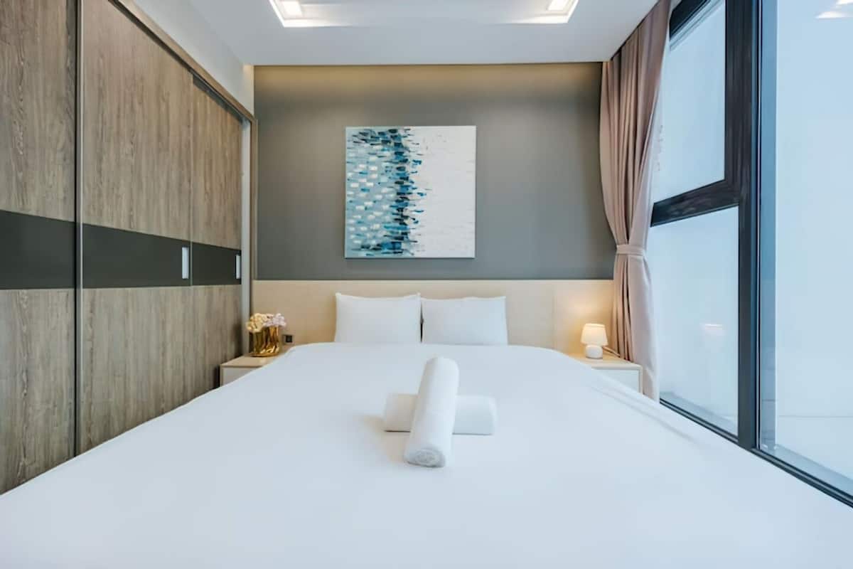 3 bedrooms, desk, laptop workspace, blackout curtains