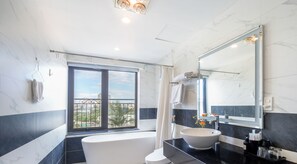 Deluxe-dupleks - 3 soveværelser - balkon - byudsigt | Badeværelse | Kombination af bruser/badekar, håndklæder, Toiletpapir