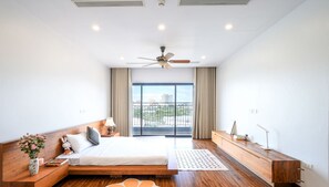 Desk, laptop workspace, blackout curtains, soundproofing - Vinhomes Metropolis by Emily in Town (Hanoi)