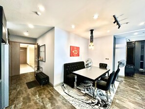 Deluxe-studiolejlighed - balkon - byudsigt | 3 soveværelser, minibar, skrivebord, arbejdsområde til bærbare computere
