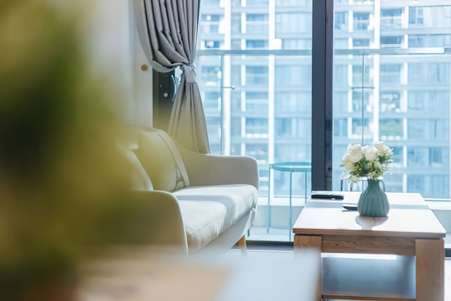 高级公寓, 1 间卧室, 厨房, 城市景观 | 起居区 | 42-英寸LED 电视（配备有线频道）