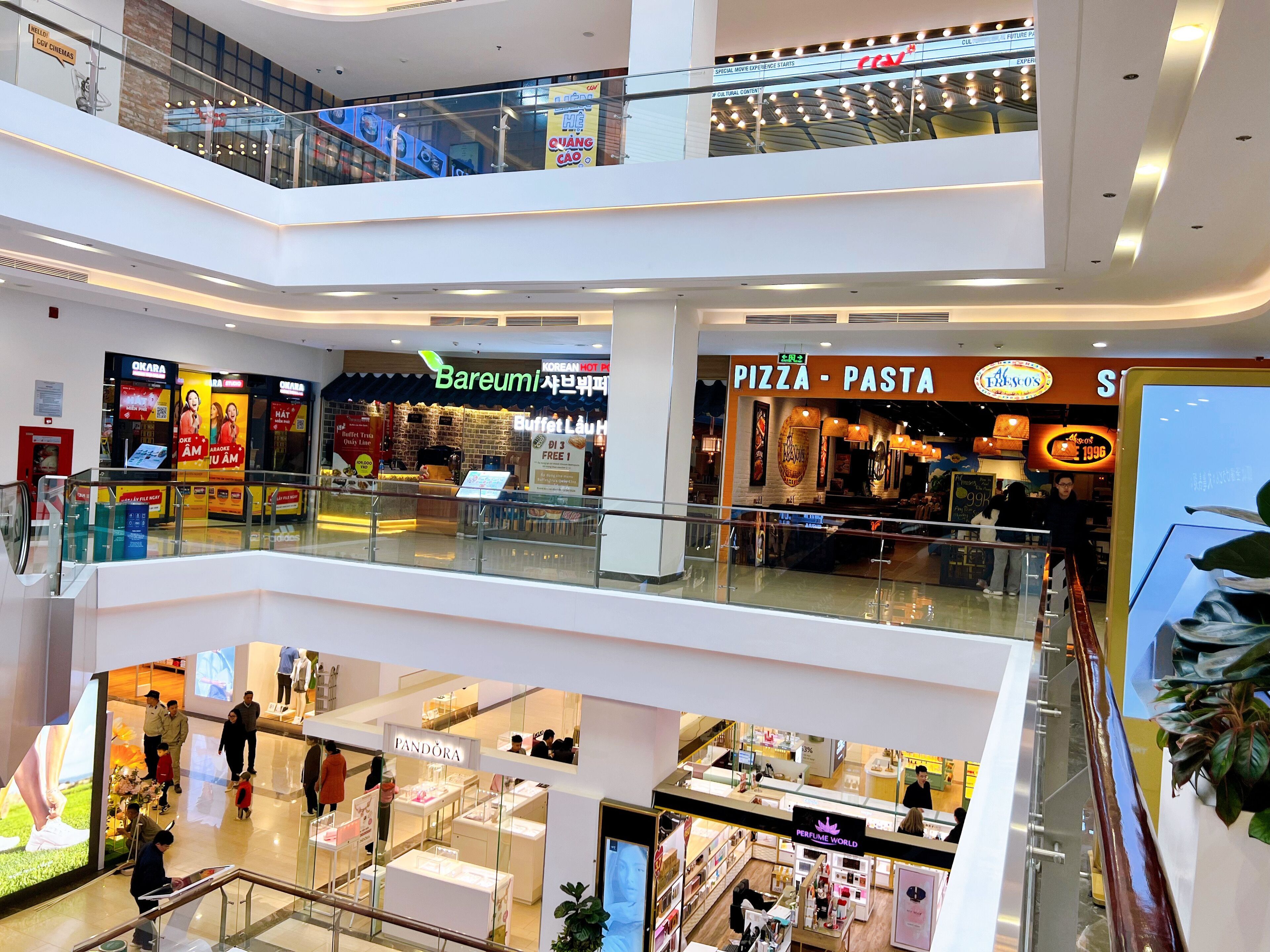 A multi-level shopping mall with various stores including a Bareumi restaurant, a Pizza-Pasta outlet, and a Pandora store.