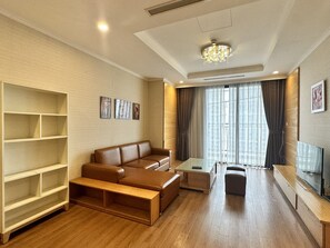 Apartamento luxo, 3 quartos, sacada, vista para a cidade | Área de estar | TV LED 42 polegadas com canais digitais