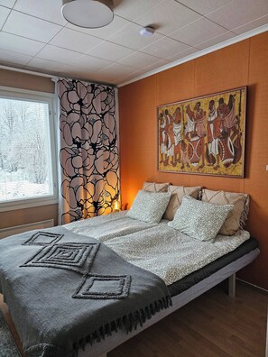 4 slaapkamers, een strijkplank/strijkijzer, internet, beddengoed