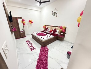 Kamar Deluks | Busa memori, brankas, kedap suara, dan setrika/meja setrika