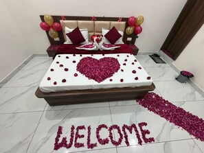 Kamar Deluks | Busa memori, brankas, kedap suara, dan setrika/meja setrika