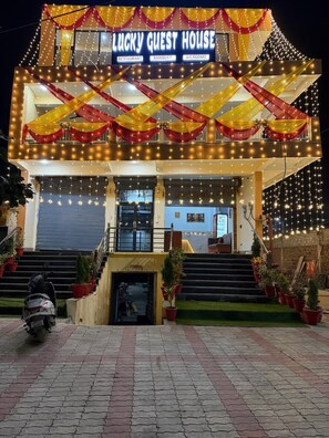 Vista frontal de la propiedad