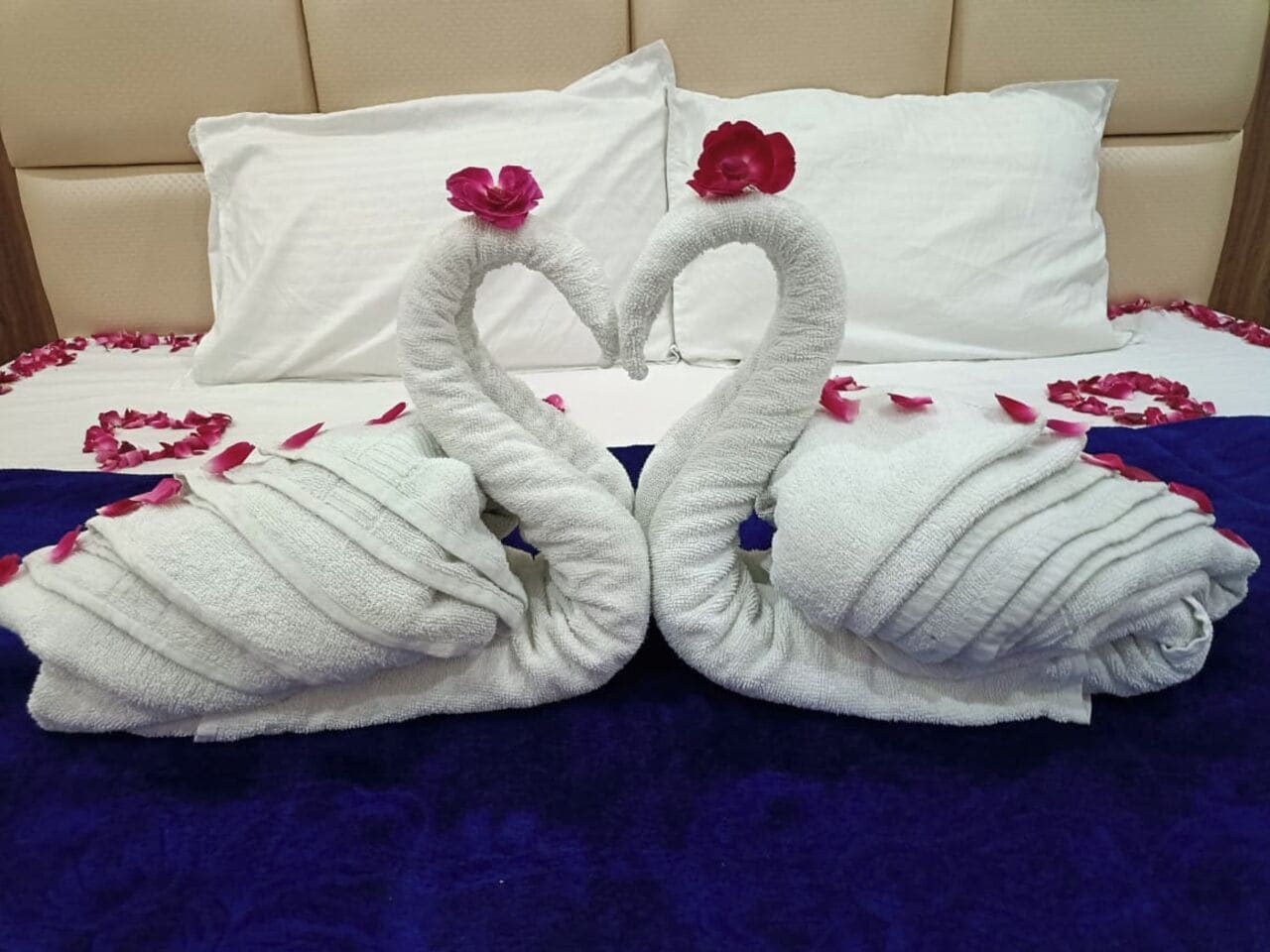 Deluxe-huone | Memory foam -patjalliset sängyt, tallelokero huoneessa, äänieristys