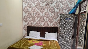 Una habitación de hotel con una cama, un muro estampado y una puerta decorativa.