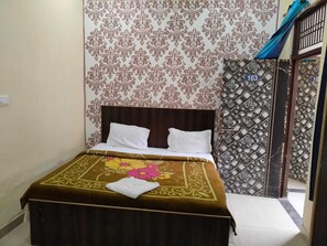 Eenvoudige tweepersoonskamer | Een bureau, een laptopwerkplek, geluiddichte muren, gratis wifi