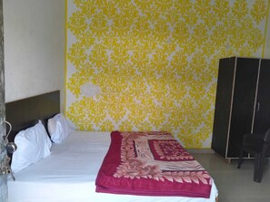 Classic Triple Room | Desk, laptop workspace, soundproofing, free WiFi