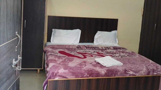 Un dormitorio con una cama, un armario y una puerta.