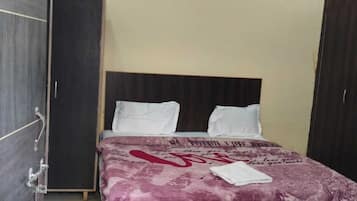 Basic Double Room | Desk, laptop workspace, soundproofing, free WiFi