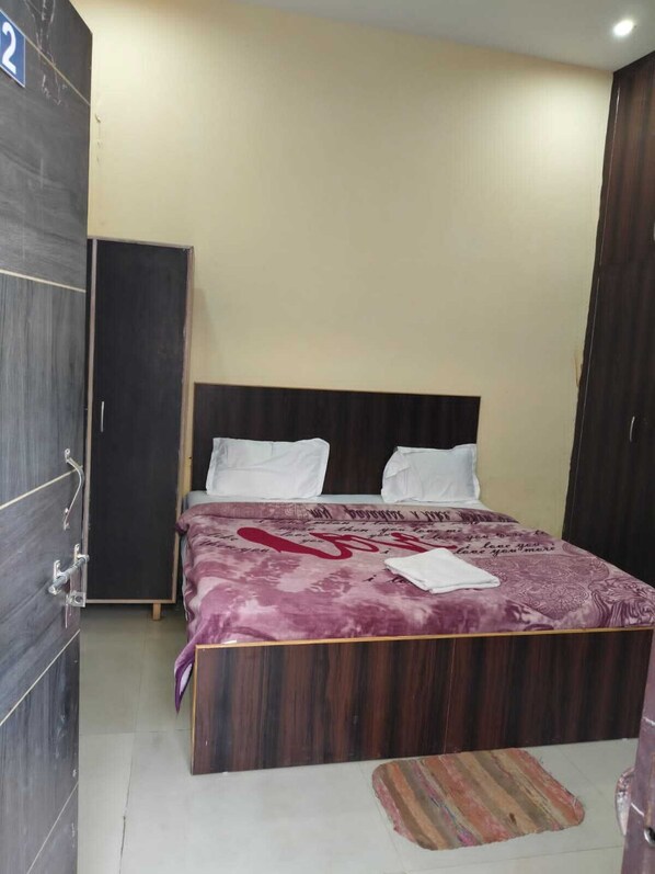 Eenvoudige tweepersoonskamer | Een bureau, een laptopwerkplek, geluiddichte muren, gratis wifi