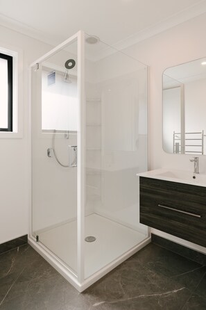 Shower, towels, toilet paper - Charming 3-bedroom house in Waitārere Beach (Waitarere Beach)